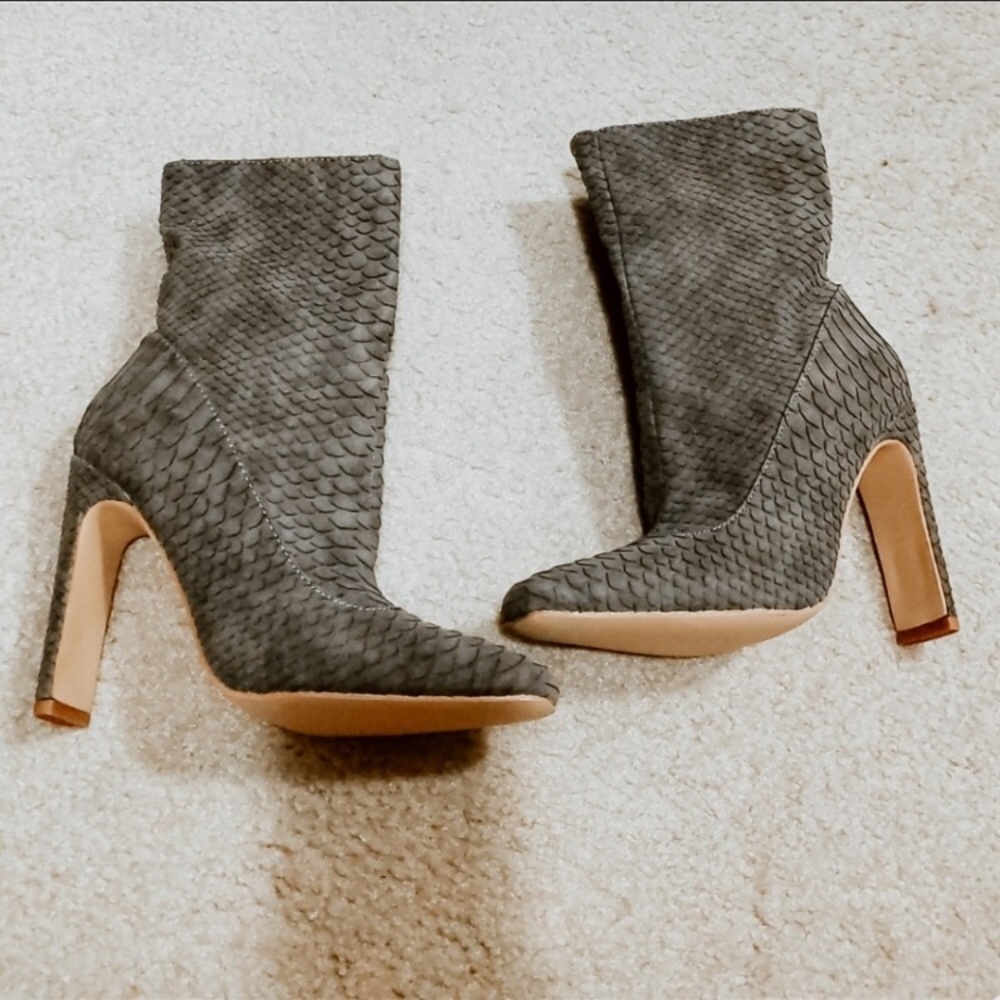 Snake skin textured sage/army green booties!